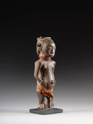 une image représentant la statue d'un homme coiffé d'une coiffe