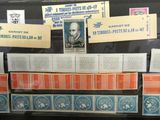 une photo d'une vitrine contenant des timbres et des envois postaux