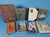 Plusieurs livres sont alignés sur une surface bleue