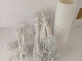 beaucoup de brosses à dents et un verre sur la table