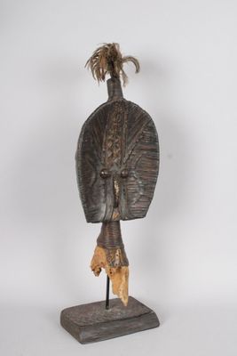 reliquaire style Kota en bois érodé et laiton, h.