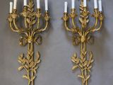 paire d'appliques murales anciennes en laiton avec fleurs et feuilles