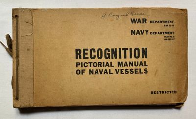 un vieux livre intitulé « Manuel illustré de reconnaissance des navires de guerre »