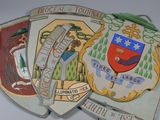 un ensemble d'insignes accrochés au mur d'un bâtiment
