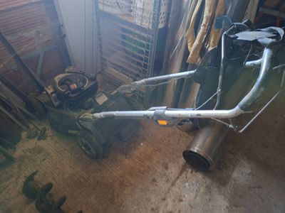 une tondeuse à gazon qui traîne dans un garage