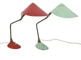 deux lampes de table rouges et vertes sur un fond blanc