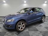 L'Audi QX bleue est garée dans le garage.