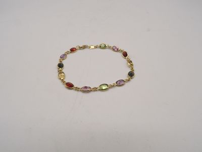 un bracelet en or avec des pierres multicolores sur fond blanc