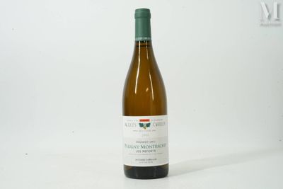 une bouteille de vin posée sur une table