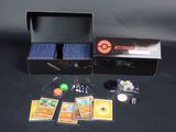 une boîte contenant un jeu de cartes, posée sur une table