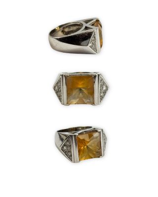 trois bagues différentes ornées de diamants jaunes et blancs sur fond blanc