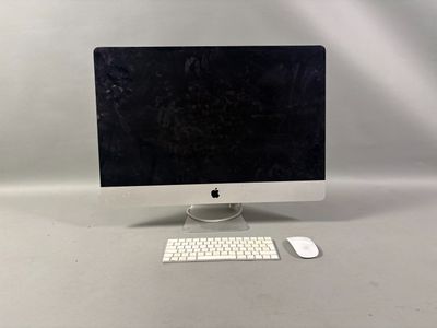 un écran d'ordinateur, un clavier, une souris et une souris posés sur une table