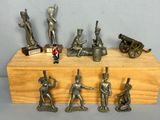 un tas de figurines posées sur une table