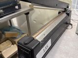 une machine posée sur une table
