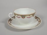 une tasse et une soucoupe sur une soucoupe sur une table