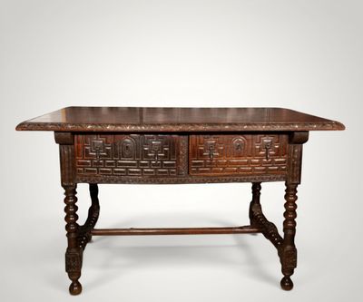 une vieille table en bois surmontée de deux tiroirs