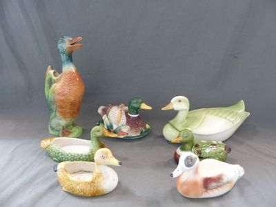 de nombreux types différents de canards en céramique et de canards posés sur la table