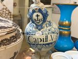 de nombreux vases et bols de toutes sortes sur la table