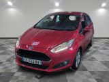 La Ford Fiesta rouge est garée dans une grande pièce.
