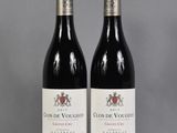 deux bouteilles de vin rouge posées l'une à côté de l'autre sur une table