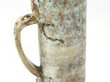 un gros plan d'une tasse à café avec une anse