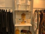une photo d'un dressing avec des vêtements suspendus à un portant