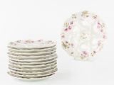 une pile d'assiettes blanches ornées de fleurs roses
