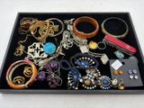 un plateau contenant plusieurs types de bijoux différents