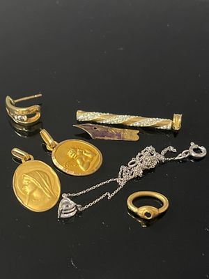 de nombreux bijoux en or et en argent sur un fond noir