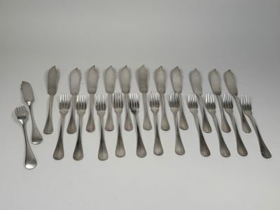 un assortiment de couverts, notamment des fourchettes et des cuillères, disposés sur une table