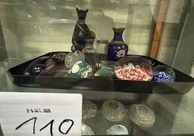 une vitrine en verre contenant un plateau garni d'articles variés