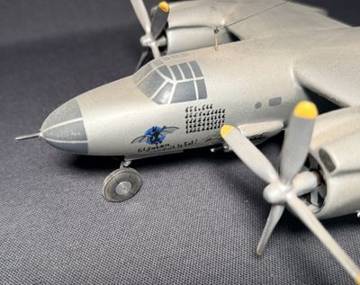 une maquette d'avion posée sur une table