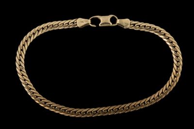 un bracelet en or sur fond noir