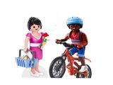 un petit garçon et une petite fille à vélo