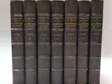 un ensemble de cinq vieux livres superposés