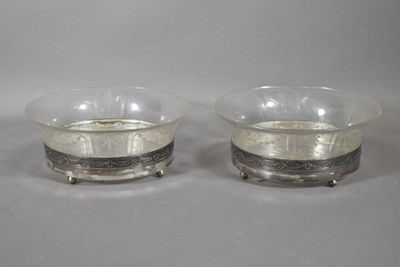 paire de bols plaqués argent avec des bords en argent, posés sur des socles