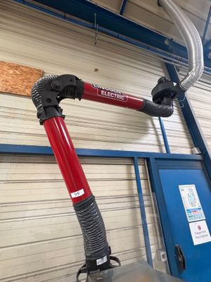 une photo d'un extincteur rouge et noir dans un garage