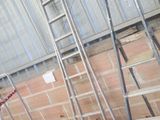 de nombreuses échelles appuyées contre un mur