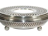 une image représentant une assiette en argent ornée d'un motif décoratif