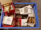 un panier bleu rempli de différentes sortes de munitions