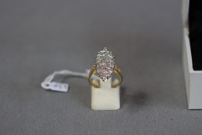 Bague marquise en or deux tons garnie de diamants dont un ce…
