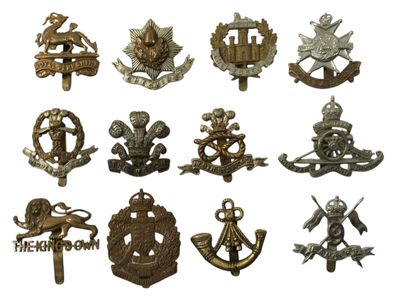Plusieurs types d'insignes militaires sont représentés sur un fond blanc