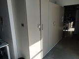 une pièce équipée d'un ventilateur de plafond et d'un poêle