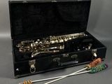 un étui noir contenant un saxophone