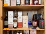 de nombreuses bouteilles d'alcool sur les étagères de la pièce