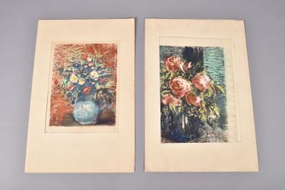deux tableaux encadrés représentant des fleurs dans un vase posé sur une table