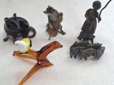 trois figurines assises sur une table