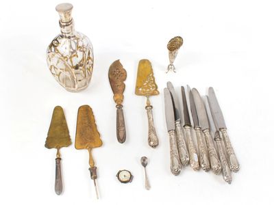 Petit lot en argent comprenant 7 couteaux et deux couverts d…