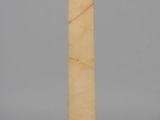 un socle en marbre blanc avec un plateau en bois et une base dorée