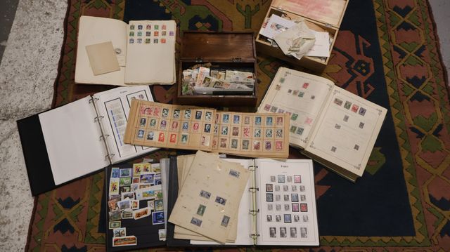 Un ensemble d’albums (incomplets) de timbres français et étranger...